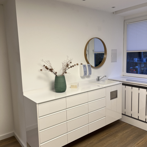 Hängeboard mit Schubkästen, Waschbecken und Abfalldurchwurf-2